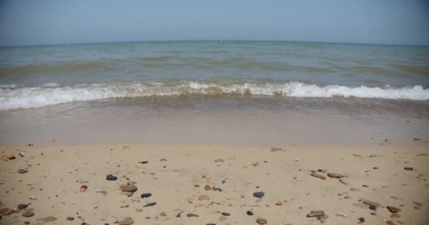 Kumlu sahilde yumuşak deniz dalgası. yavaş çekim 4k — Stok video