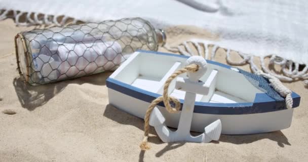 Sommer-Accessoires Boot und Flasche am Strand am Meer — Stockvideo