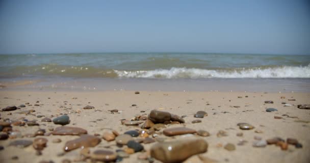 Lágy tengeri hullám homokos strandon. kavicsos közelképek lassú mozgás 4k — Stock videók