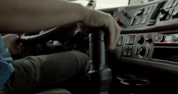 Απορριμματοφόρο οδηγός φορτηγού στο τιμόνι και Shift χειροκίνητο εξοπλισμό — Αρχείο Βίντεο
