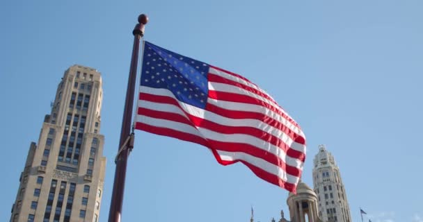 Bandiera americana sullo sfondo dei grattacieli Slow Waving con rughe visibili Close up of UNITED STATES flag.usa , — Video Stock