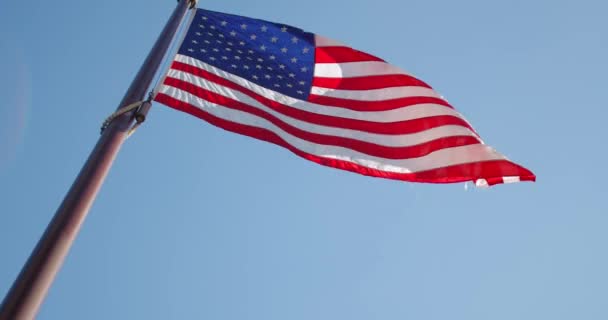 Americký praporek pomalé mávání s viditelnými vrásky. Uzavřete vlajku Spojených států amerických. USA, — Stock video