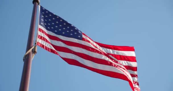 Bandera americana ondeando lentamente con arrugas visibles.Primer plano de la bandera de los Estados Unidos. Estados Unidos , — Vídeo de stock