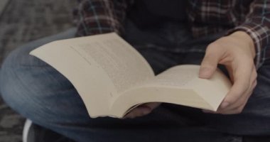 Üniversite kütüphanesinde eski ders kitabını okumak, kitap okumak
