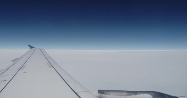Křídlo s modrým nebem a mrakem, pohled ze sedadla okna — Stock video