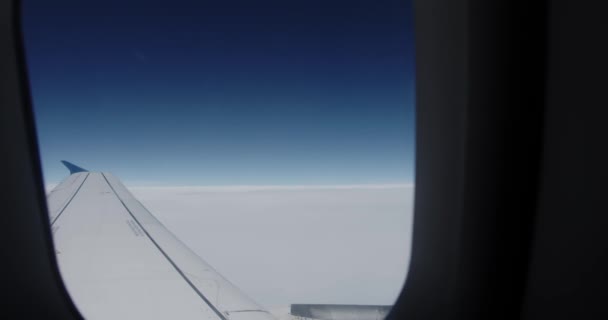 Крило літака з блакитним небом і хмарою, вид з віконного отвору вікна — стокове відео