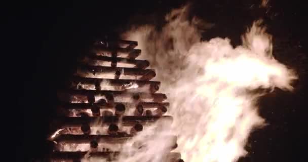 Flammes et étincelles de feu dans le feu sacrificiel. ralenti isolé sur noir, version 4K 2 