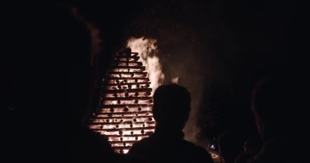 Tűz lángok és szikra áldozati tüzet. a hangsúly az emberek lassú mozgás izolált fekete, 4k belterület shot — Stock videók
