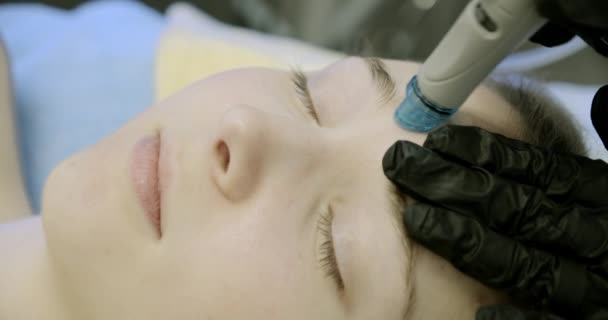 Procédures beauté. SPA Traitement hydrofacial. Extraction, exfoliation, perfusion, peau, hydratation. Procédure faciale. Ferme là. Ralenti Vue du dessus — Video