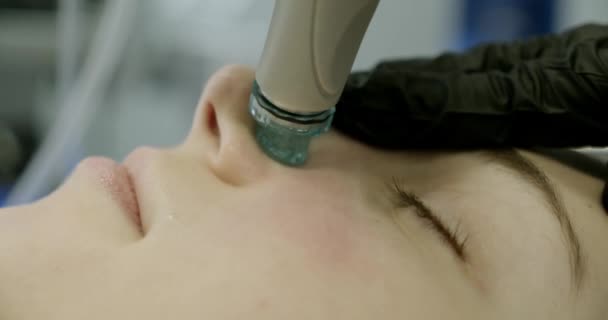 Procedimentos de beleza. SPA Tratamento hidrofacial. Extração, esfoliação, infusão, casca, hidratação. Procedimento Facial. Fecha. Movimento lento Ver 2 — Vídeo de Stock