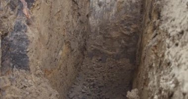 Ekskavatör adam Pov, Backhoe ev veya streer inşaat için çalışıyor. Sokak işi. Ekskavatör zemin ver3 kazıyor