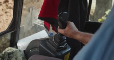 El kontrol joystick Ekskavatör adam Pov, Backhoe ev veya streer inşaat için çalışıyor. Sokak işi. Ekskavatör toprağı kazıyor Kapat