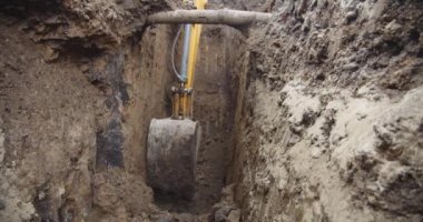 Ekskavatör adam Pov, Backhoe ev veya streer inşaat için çalışıyor. Sokak işi. Ekskavatör zemin Ver 5 kazıyor