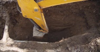 Ekskavatör adam Pov, Backhoe ev veya streer inşaat için çalışıyor. Sokak işi. Ekskavatör zemin ikaz ediyor Üst görünüm