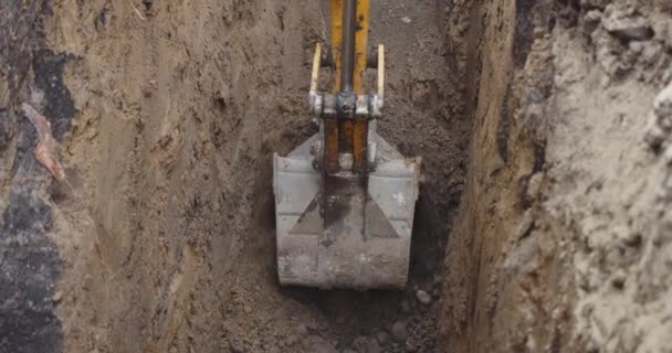 Excavadora hombre POV, retroexcavadora trabajando para la construcción de la casa o streer. Trabajo callejero. La excavadora está cavando el suelo Ver 2 — Vídeos de Stock