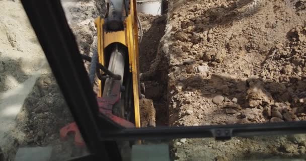 굴삭기 남자 Pov에서 보기, 백호 집 또는 스트리어 건설에 대 한 작업. 거리 작업입니다. 굴삭기는 땅을 파고있다 — 비디오