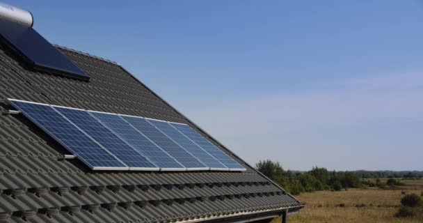 Time lapse Panneaux solaires modules sur le toit par une journée ensoleillée claire - 4k — Video