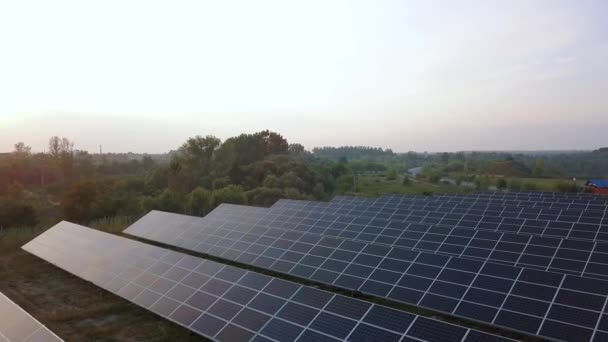 Drohnenflug bei Sonnenuntergang über Sonnenkollektoren Farm grüne Energie ver 2 — Stockvideo