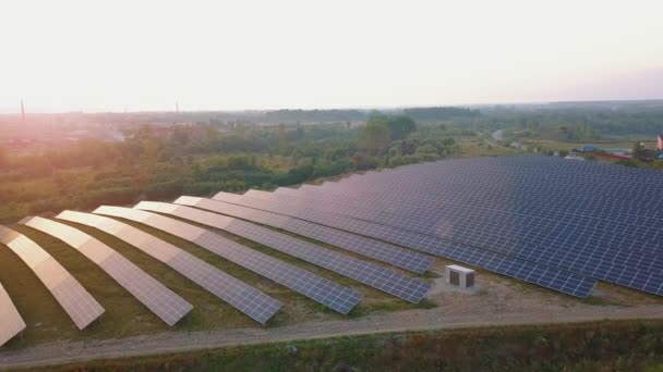 Voo de drone aéreo ao pôr-do-sol sobre painéis solares Farm Green Energy Ver 10 — Vídeo de Stock