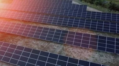 Güneş ışınları Ver 5 ile Güneş Panelleri Çiftlik Yeşil Enerji Üzerinde Sunset At Aerial drone Uçuş