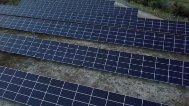 Güneş Panelleri Farm Yeşil Enerji Ver6 Over Sunset At Aerial drone Uçuş