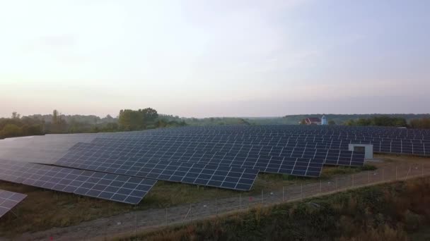 Güneş Panelleri Farm Yeşil Enerji Ver 11 Over Sunset At Aerial drone Uçuş — Stok video