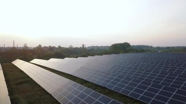 Güneş Panelleri Farm Yeşil Enerji Ver 3 Over Sunset At Aerial drone Uçuş — Stok video