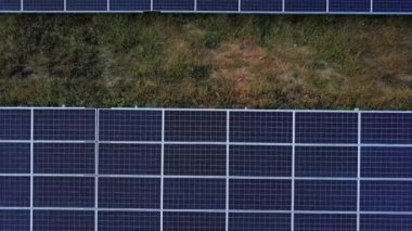 Güneş Panelleri Üzerinde Sunset At Aerial drone Uçuş Çiftlik Yeşil Enerji Top view Ver 7
