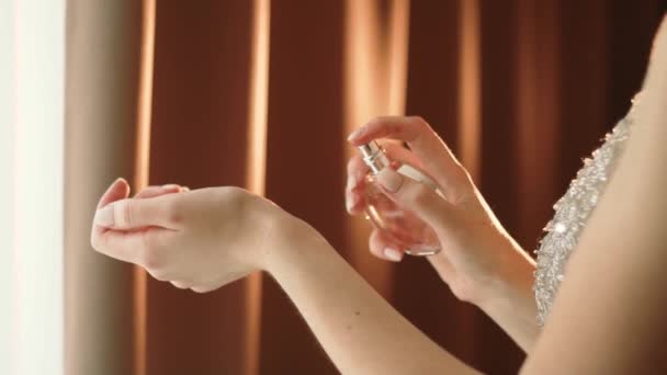 Ung dam tillämpa lyx doft på hennes handled och lukta, närbild. Slow motion. — Stockvideo