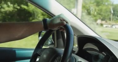 Closeup Man direksiyon simidi sürüş araba eller.