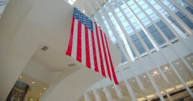 Westfield ticaret merkezinin arka planına karşı Amerikan Bayrağı Amerika Birleşik Devletleri bayrağı kapatın. abd, Ver 2