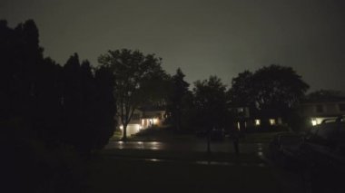 Fırtına. Hard Rain banliyölerinde yıldırım ile gece yıldırım whit