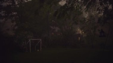 Fırtına. Hard Rain banliyölerinde yıldırım ile gece yıldırım whit, arka bahçesinde ağaçlar Ver 2