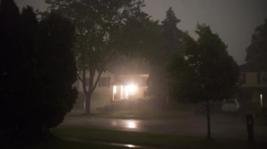 Kasırga. Zor Yağmur banliyölerinde Ver2 yıldırım ile gece yıldırım whit gök gürültüsü