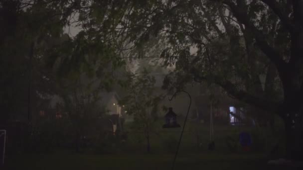 Tempesta. Pioggia dura con tuoni nella notte con fulmini nei sobborghi, alberi nel cortile sul retro — Video Stock