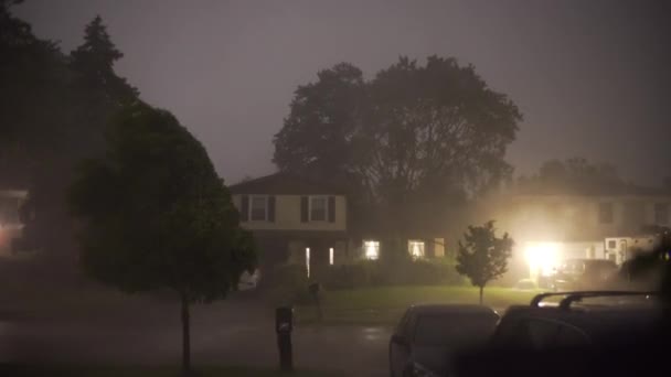 HURRICANO. Lluvia dura con truenos en la noche con relámpagos en los suburbios — Vídeo de stock