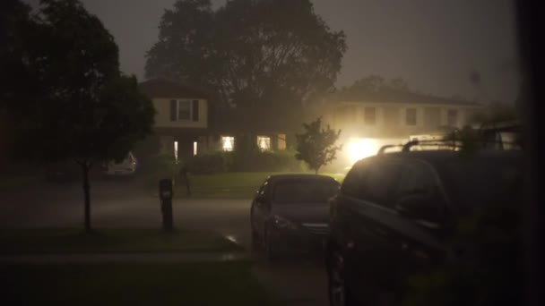 HURRICANO. Lluvia dura con truenos en la noche con relámpagos en los suburbios Ver 3 — Vídeo de stock