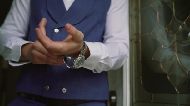 Uomo vestito di blu che indossa un orologio — Video Stock