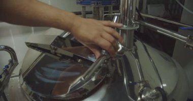 bira tankı nda kapak çevirir, Bira zanaat bira yapma, Kettle içinde bira ile, akan bira. Üst görünümü kapat