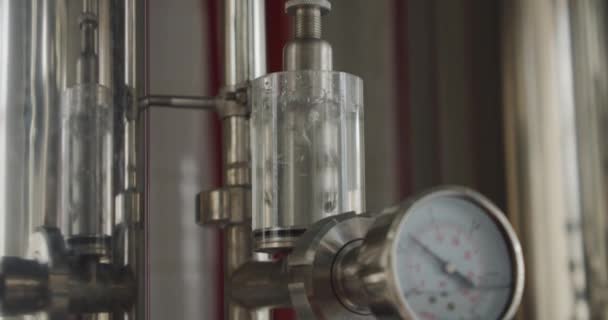 Fábrica de cerveza artesanal, manómetros de equipos de elaboración de cerveza — Vídeo de stock