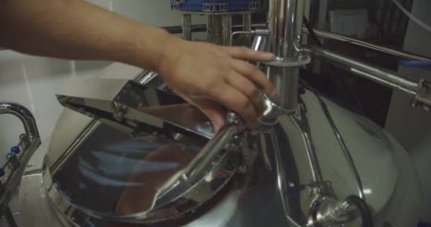 Sörgyár fejtetőre a Nyílásfedél a tartályban, sör készítése kézműves sörgyár, vízforraló sör belsejében, áramló sört. Felülnézet bezárása — Stock videók