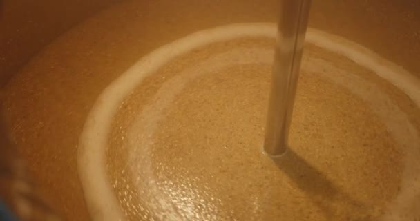 クラフトビール醸造所でビールを作る、ビールを入れてケトル、流れるビール。クローズアップトップビューVer 2 — ストック動画