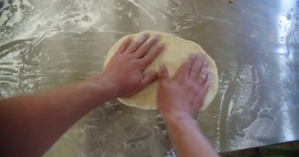 Вид военнопленных. Рука пекаря смешивает тесто для приготовления пиццы. Медленное движение — стоковое видео