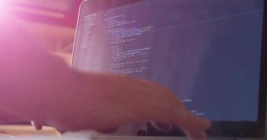 Anonim bir adam ekran dizüstü bilgisayarı, geliştirme ağı ve geliştirici üzerinde programlama yapıyor. Ver 1