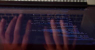 Anonim bir adam ekran dizüstü bilgisayarı, geliştirme ağı ve geliştirici üzerinde programlama yapıyor. Üst Görünüm Ver 2
