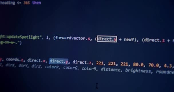 Kodowanie programistów na czarnym ekranie komputera inżyniera tworzącego aplikację programową przy użyciu komputera osobistego i wpisującego kod na ekranie. Zbliżenie. Wartości 2 — Wideo stockowe