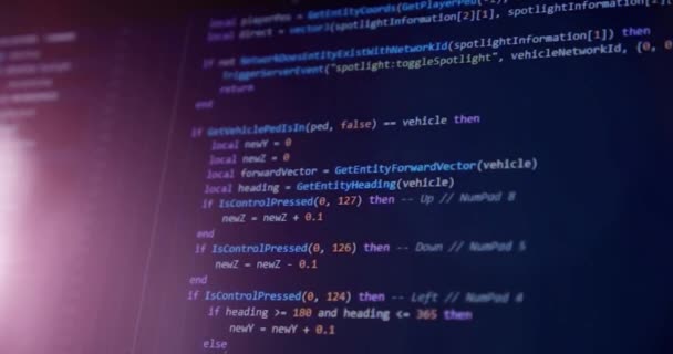 Programmeur codant sur l'écran noir d'un ingénieur développant une application logicielle à l'aide d'un ordinateur personnel et tapant du code à l'écran. Gros plan . — Video