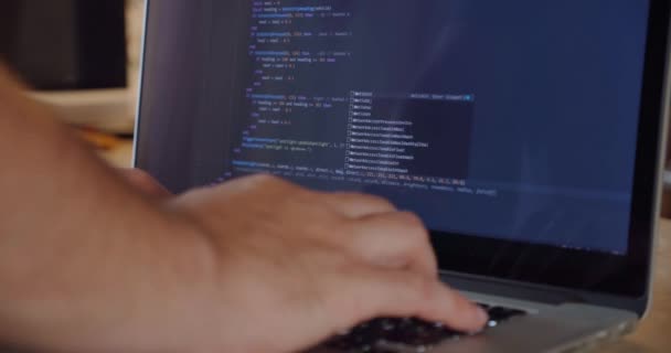 Pria anonim tangan pemrograman coding pada layar laptop, pengembangan web, pengembang. Ver 3 — Stok Video