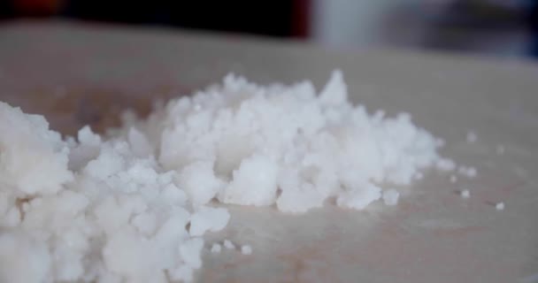 Des montagnes salées sur une table. Gros plan Doly. Ver 2 