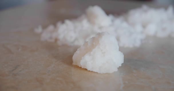 Montanhas de sal em uma mesa. Fechar Doly tiro — Vídeo de Stock